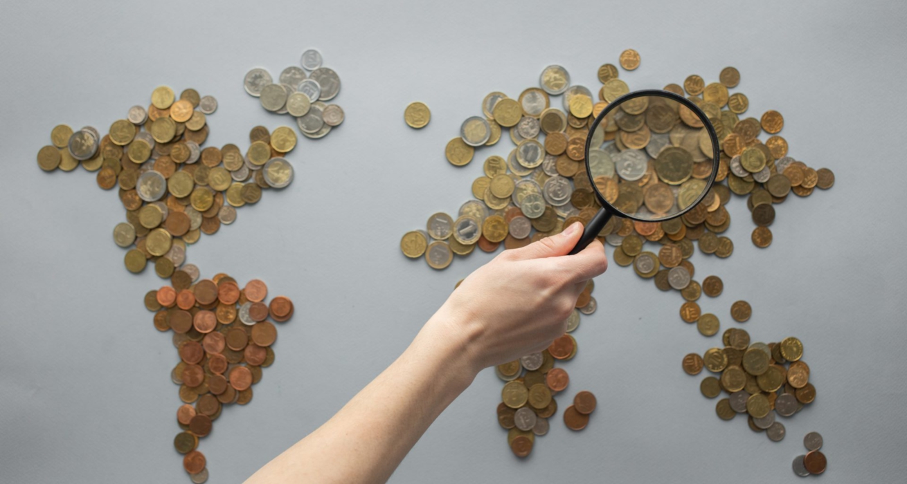 Auf der Suche nach Möglichkeiten dein Auslandsstudium zu finanzieren? Unsere Tipps helfen mehr als diese Weltkarte aus Münzen.