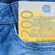 Ein 200-Euro-Schein steckt in einer Jeanstasche.