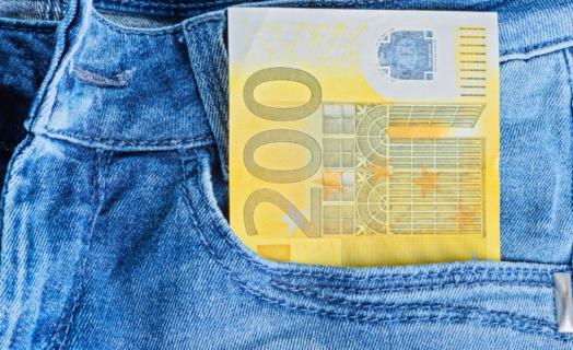 Ein 200-Euro-Schein steckt in einer Jeanstasche.