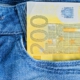 Ein 200-Euro-Schein steckt in einer Jeanstasche.