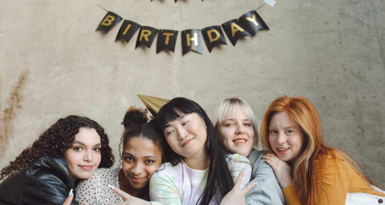 Eine Gruppe Studentinnen feiert den 25. Geburtstag.