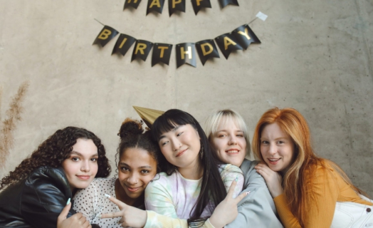 Eine Gruppe Studentinnen feiert den 25. Geburtstag.